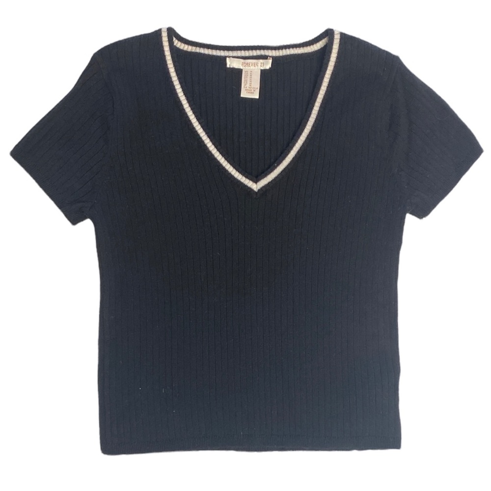 Forever 21 V-neck cropped back sweater with white trim! 🖤🤍🖤